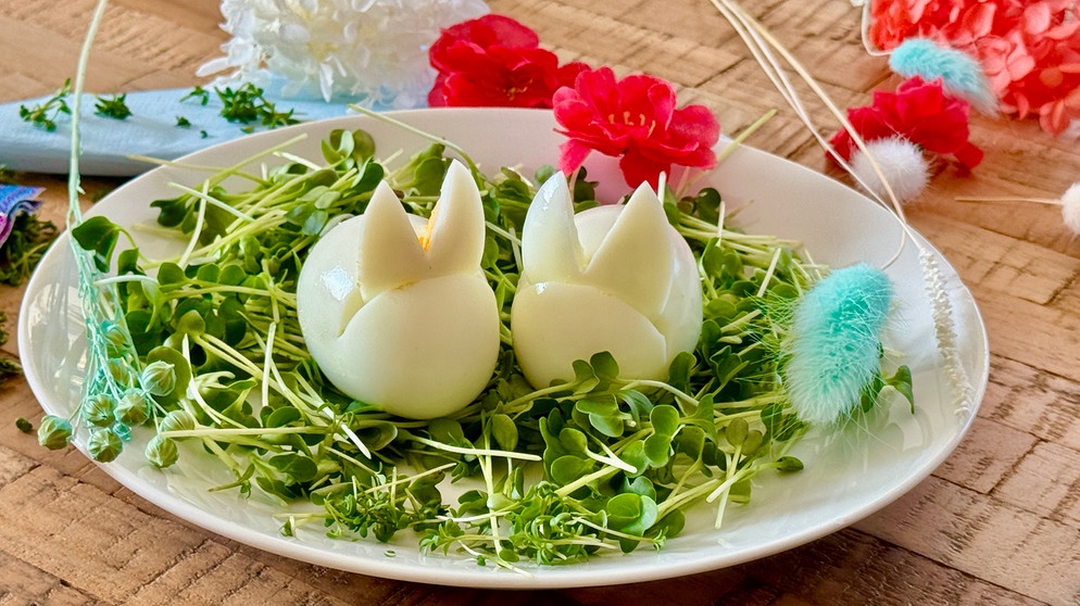 Aus einem hartgekochten Ei wird mit ein paar Schnitten ein Hasen-Ei für den Oster-Tisch | Bild: BR/Bogdan Kramliczek