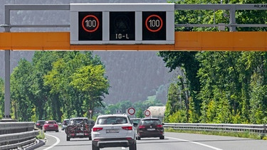 Autobahn-Verkehrsschild mit IG-L-Vorgaben auf einer österreichischen Autobahn | Bild: picture alliance / CHROMORANGE | Ernst Weingartner